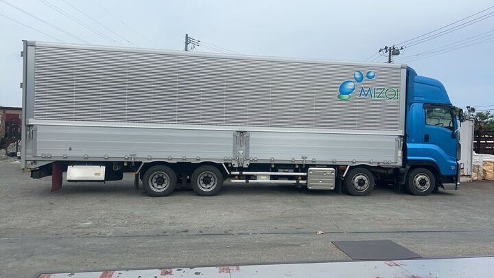 古紙を製紙会社へ輸送する大型ウイング車